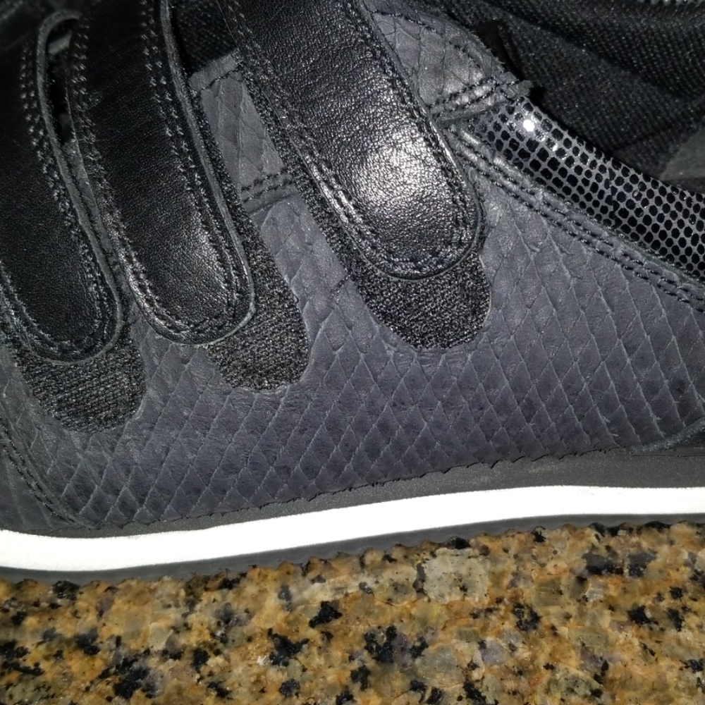 Sneakers - Picture 3 of 5